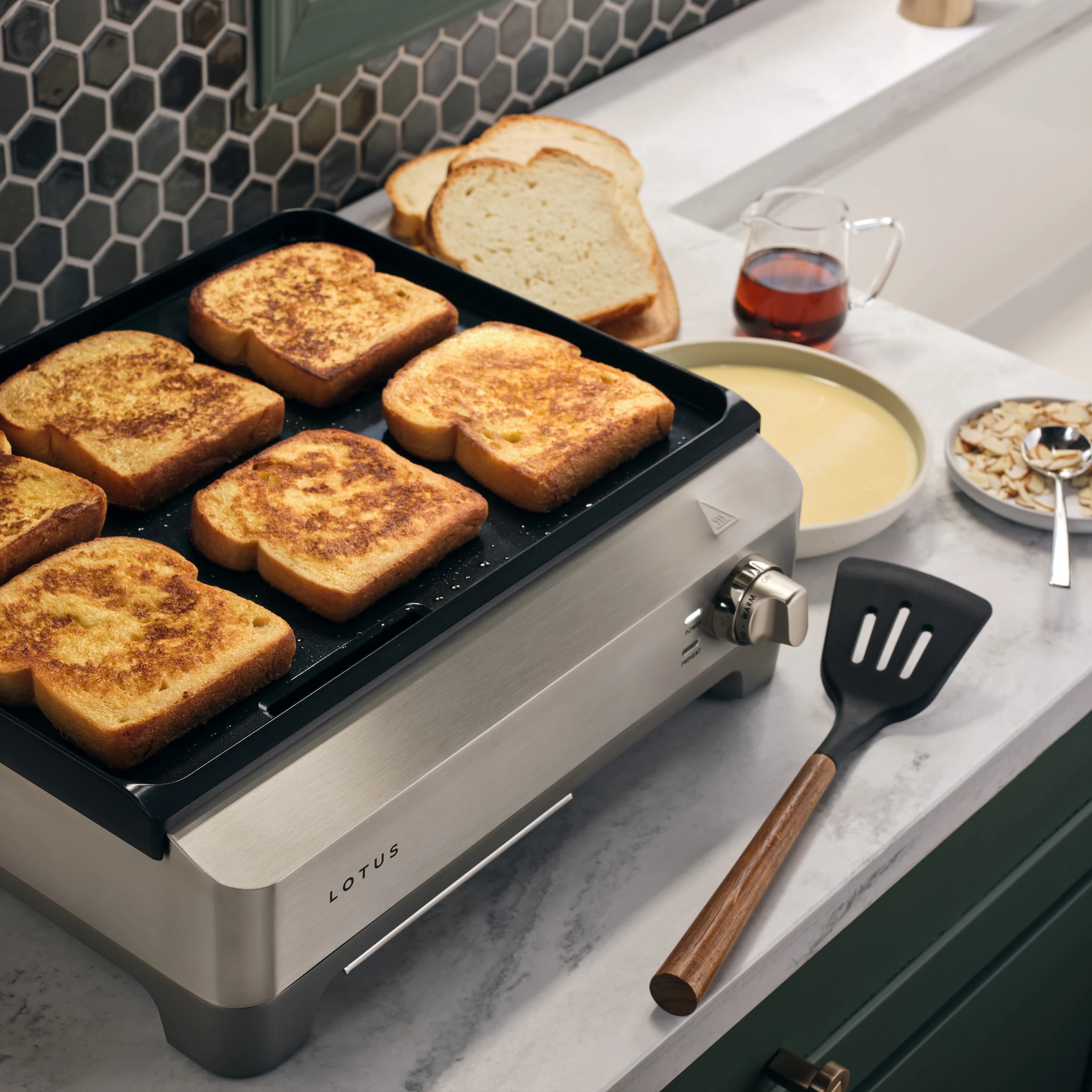 french toast cooking on the short order™ precision sear griddle model ltsgr500