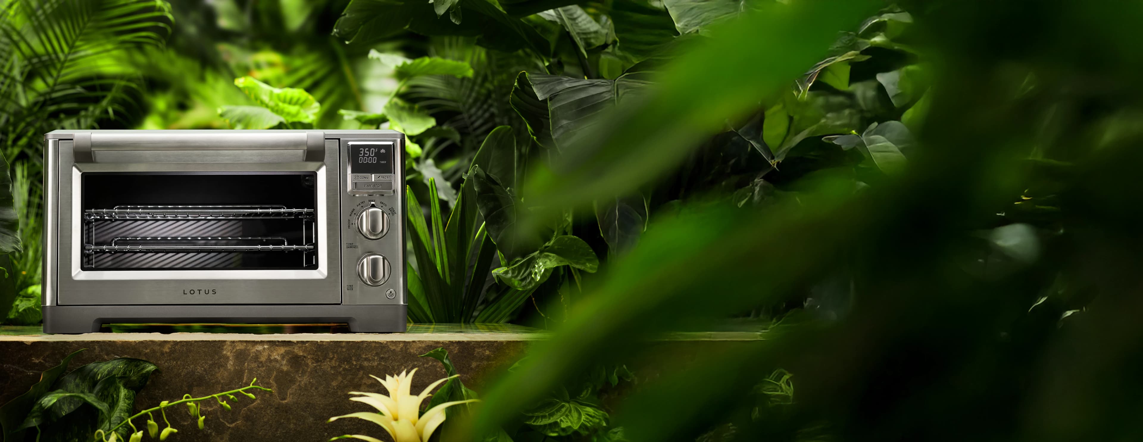the perfectionist™ air fry and convection oven model ltsco500 with jungle background